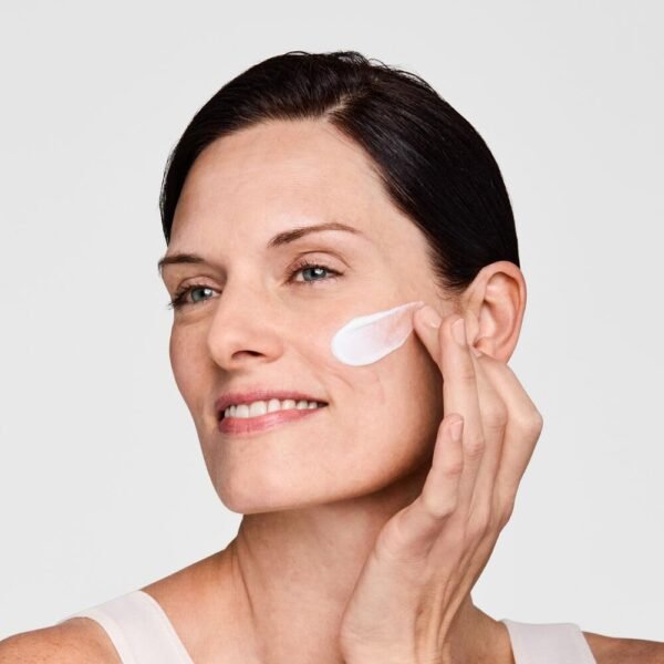 Estée Lauder DayWear Multi-Protection Anti-Oxidant 24H-Moisture Cream SPF 15 Anti-Aging Moisturizer - Image 3