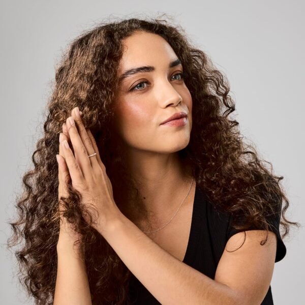 Bumble and bumble. Hairdresser's Invisible Oil Frizz-Reducing Hair Oil | Heat Protection, Anti Frizz + Shine | Curly, Wavy, Straight | With Argan Oil, Coconut Oil + Grapeseed Oil - Image 8