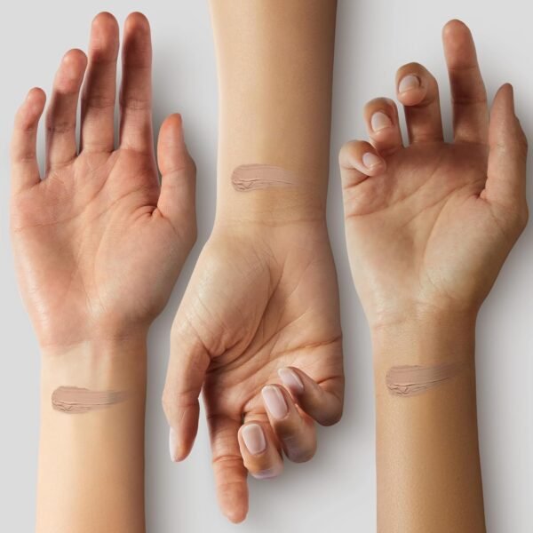 CHARLOTTE TILBURY Charlotte Tilbury Hollywood Flawless Filter for a Superstar Youth Glow Foundation - Shade 4 Medium, Beige - Image 3