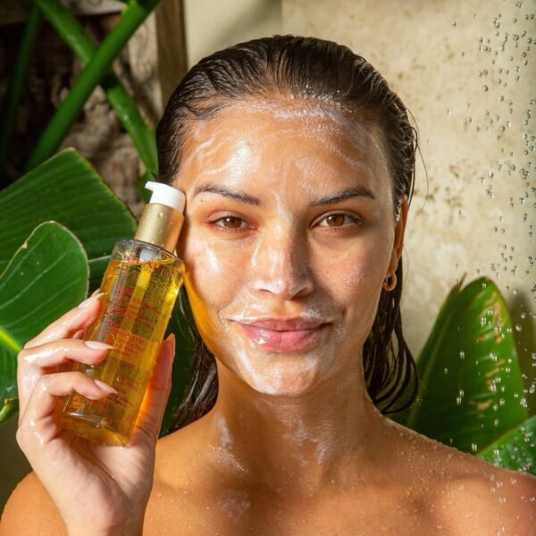 CLARINS Total Cleansing Oil | Removes Long-Wearing, Heavy and Waterproof Makeup and Pollutants | Preserves Skin's Microbiota | Easy Rinse | Safe For Use On Face, Eyes and Lips | Dermatologist Tested - Image 7