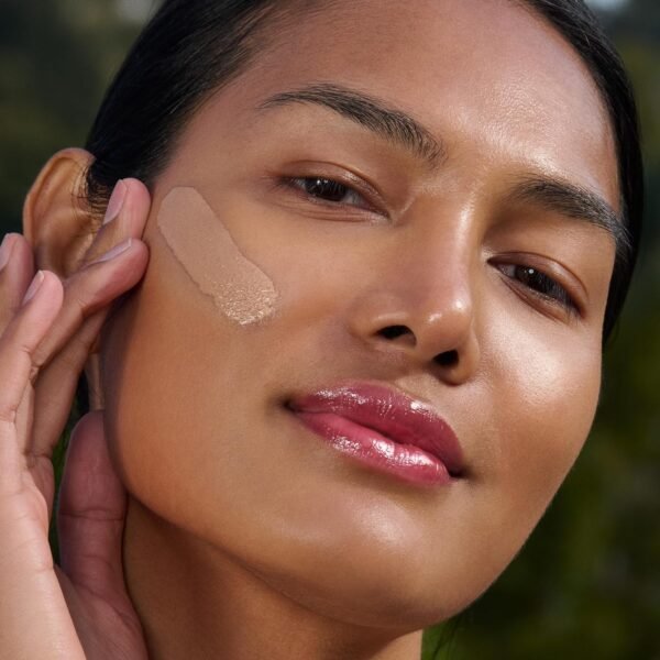 Clarins UV Plus Anti-Pollution, Broad Spectrum SPF 50 Tinted Face Sunscreen | Sheer Finish | Lightweight and Oil-Free | Triple Protection From UVA/UVB Rays, Free Radicals and Pollutants - Image 4